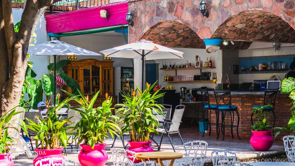 Common area garden and restaurant bar of Boutique Hotel & Suites Hacienda Lord Twigg Puerto Vallarta